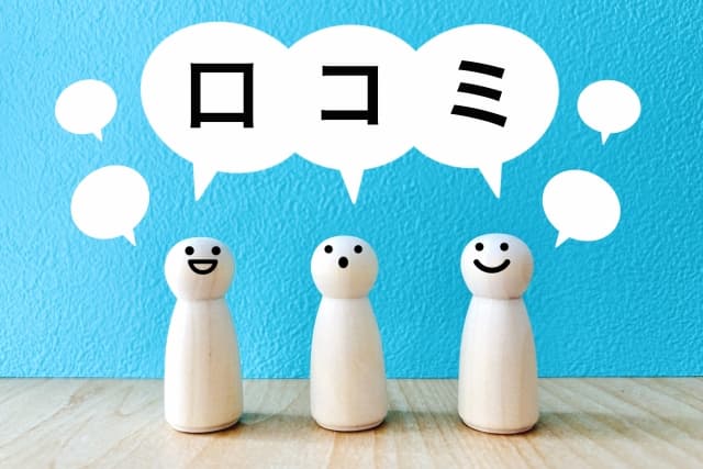 写真素材：口コミを話す人たち